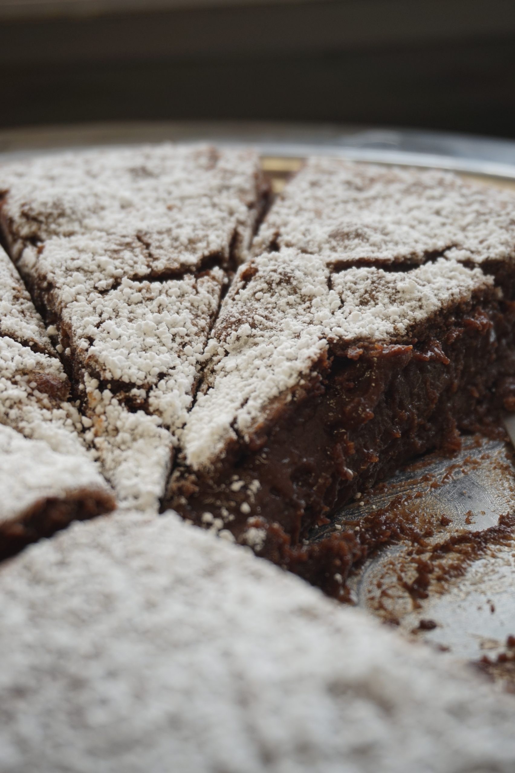 Chocolate cake with powdered sugar